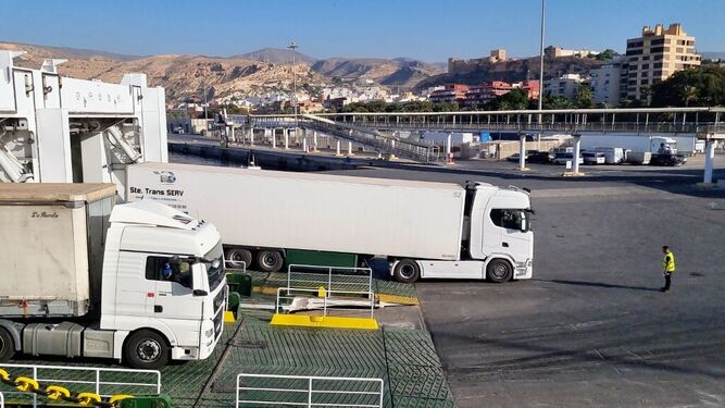 Desembarco de camiones en el Puerto de Almería