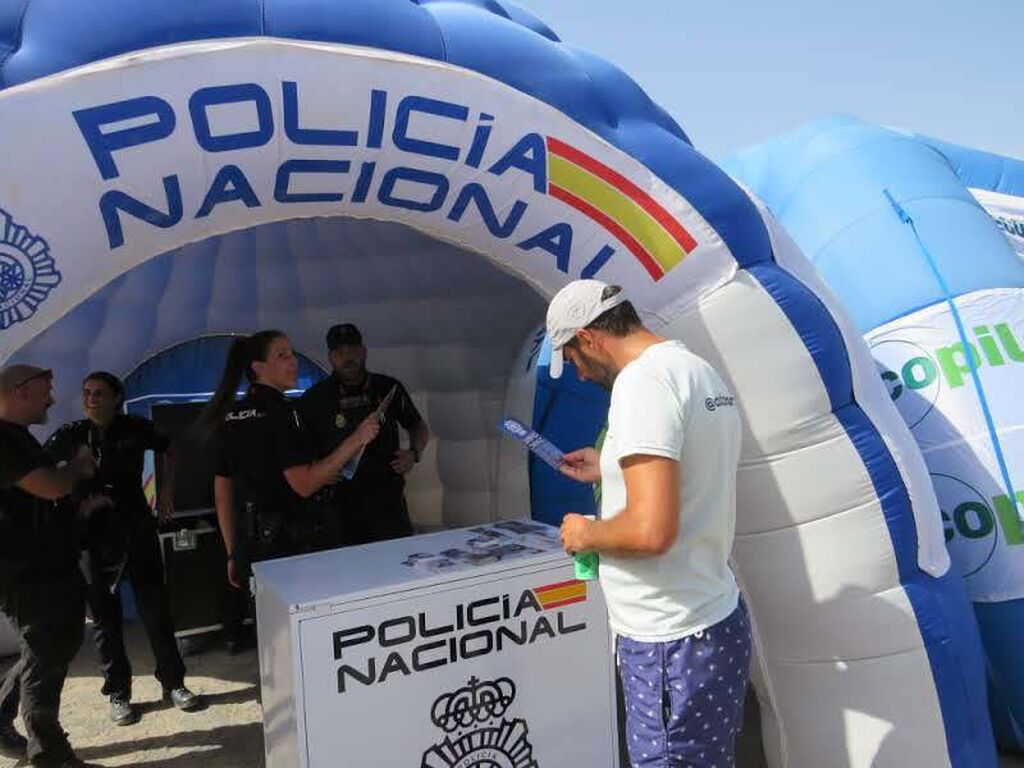 Garantes de la seguridad de los ciclistas de la Vuelta a Espa&ntilde;a