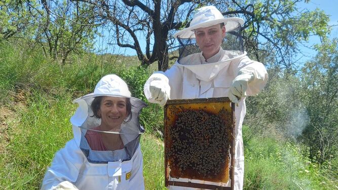 Rita y Nuria posan con uno de los panales llenos de abejas que ya tienen instalados en Almócita