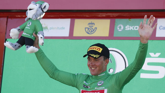 El ciclista danés Mads Pedersen celebra en el podio la victoria en la decimosexta etapa de la Vuelta a España, entre Sanlúcar de Barrameda y Tomares.