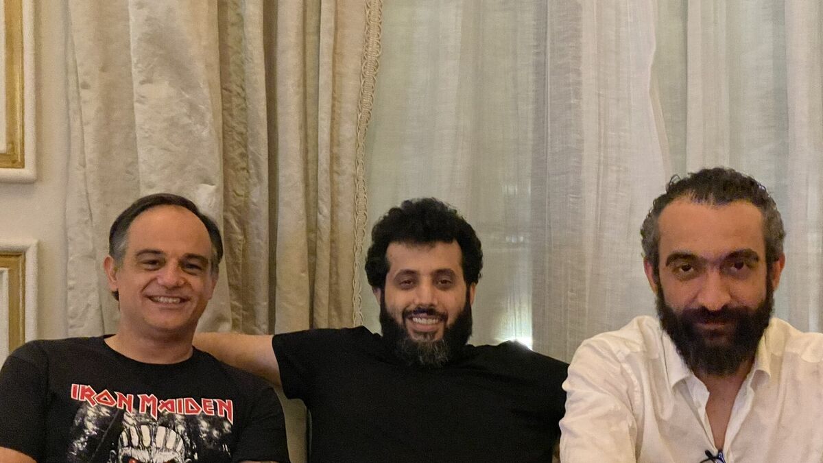 Turki Al-Sheikh, sentado entre Joao Gonçalves y Mohamed El Assy, los encargados de fichar