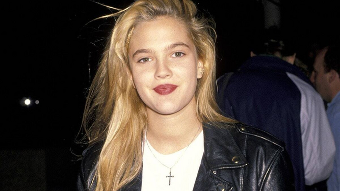 Drew Barrymore con la chaqueta de piel mítica de los 90.