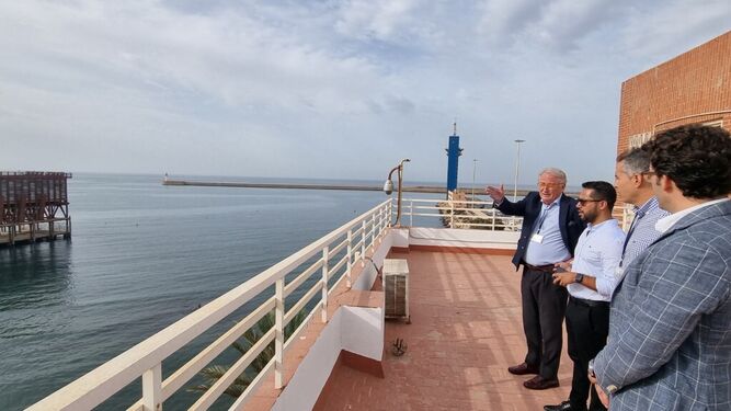 El presidente y el gerente de la APA muestran las instalaciones portuarias a representantes de la compañía Abercrombie & Kent