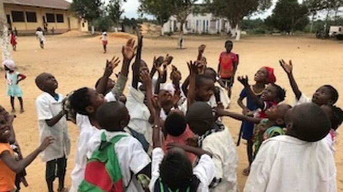 La fundación almeriense Jesús Peregrín lanza una campaña de crowfunding para enviar material escolar a Angola