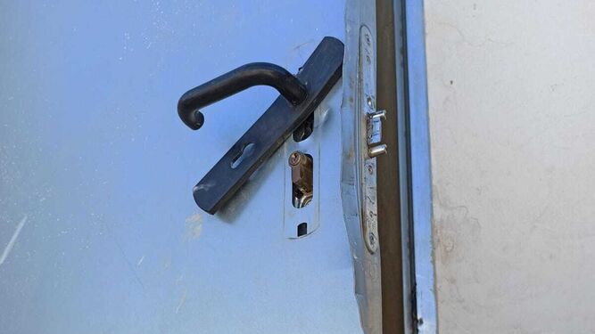La puerta forzada del último cortijo en ser robado en La Cañada la noche del miércoles