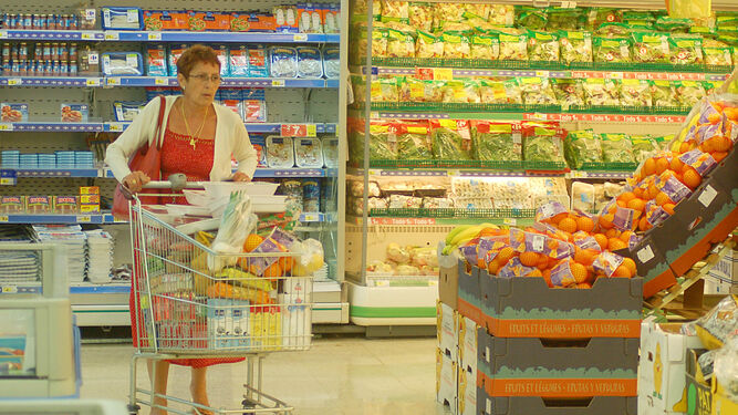 Una clienta compra en un supermercado