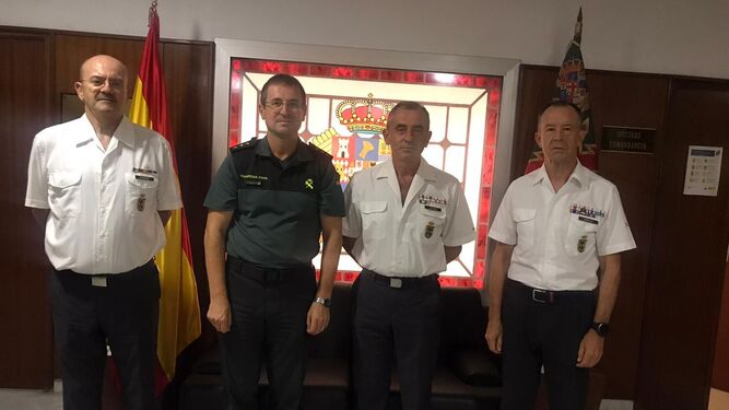 El coronel jefe de la Guardia Civil recibe la visita de los veteranos de Almería
