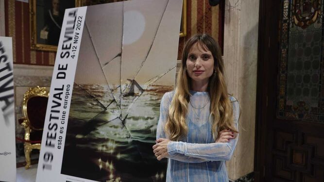Julia Llerena, con el cartel que ha diseñado para el Festival de Cine.