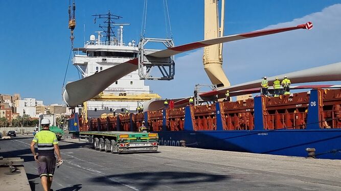 Embarque de palas eólicas en el buque BBC Brisbane en el puerto de Almería