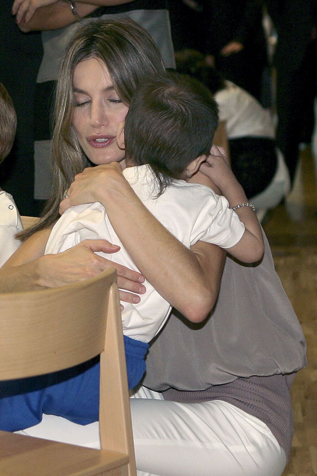 2010. Do&ntilde;a Letizia abraza a un ni&ntilde;o en Tenerife