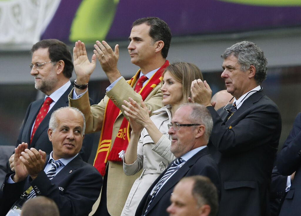 2012. Con su marido, entre Mariano Rajoy y &Aacute;ngel Villar, en un partido de la selecci&oacute;n en la Eurocopa