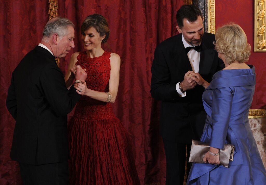 2011. En una recepci&oacute;n en el Palacio Real  junto a su marido, entonces Pr&iacute;ncipe de Asturias, con Carlos III y Camila