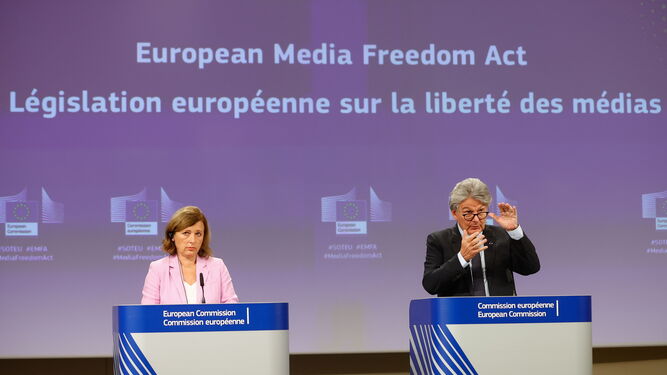 La vicepresidenta de Valores y Transparencia, Vera Jourová, y el comisario de Mercado Interno, Thierry Breton, durante la rueda de prensa en Bruselas.