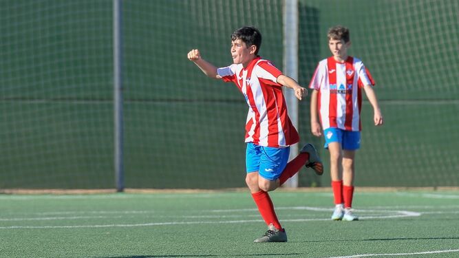 Un joven, en un encuentro de fútbol base de Almería