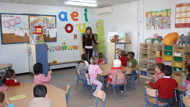 Interior de un aula prefabricada donde estudian alumnos de Infantil