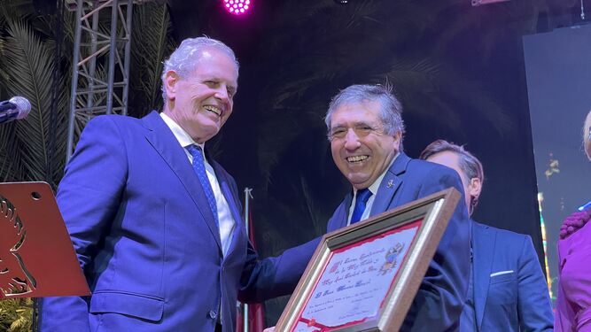 Juan Moreno recibe una placa del alcalde José Carmelo Jorge.