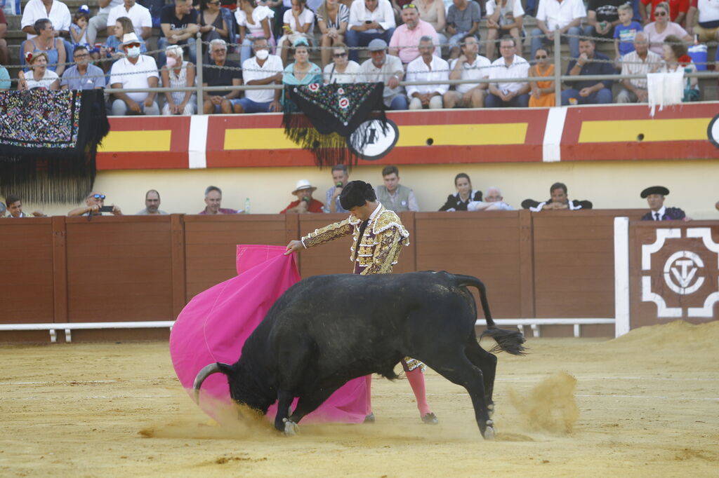 Im&aacute;genes de la corrida de toros de la Feria de Vera, con Morante de la Puebla, Emilio de Justo y Pablo Aguado