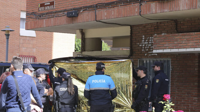 Agentes en la entrada del edificio donde residía la víctima de Palencia.