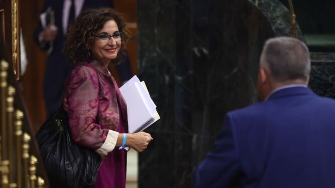 La ministra de Hacienda, María Jesús Montero, durante una sesión plenaria, en el Congreso de los Diputados, este jueves.