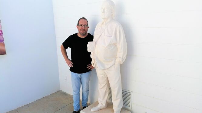 Andrés García Ibáñez junto a una escultura dedicada a Pérez Siquier.