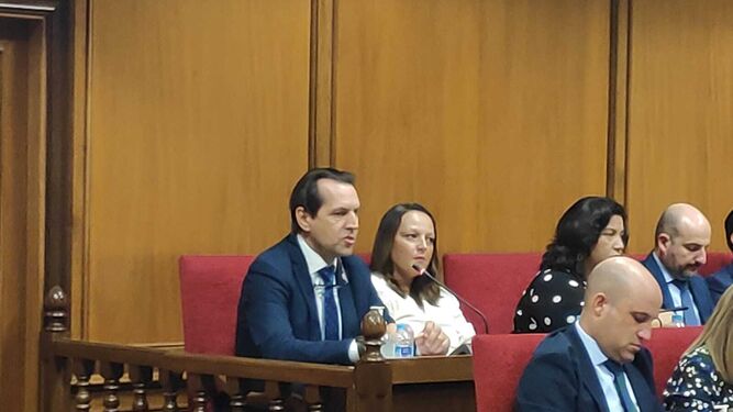 Rafael Burgos durante su intervención en el Pleno de la Diputación esta mañana.