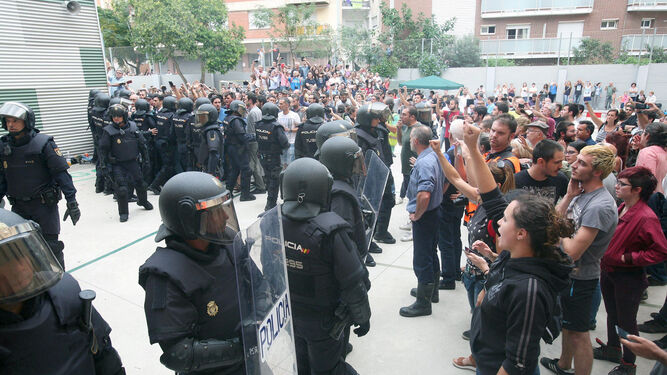Cordón policial en un instituto de Tarragona durante la votación del referéndum ilegal.