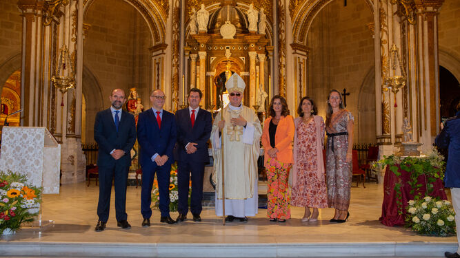 Representantes del colegio de Grupo Attendis, junto al Obispo de Almería.
