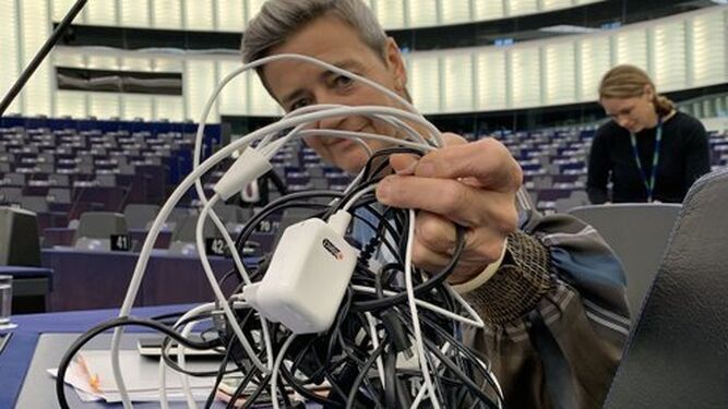 Margrethe Vestager muestra una maraña de cables distintos