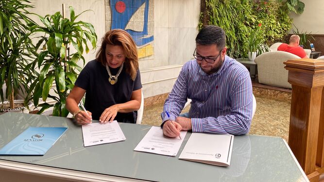 Marta Galdo, directora de Comunicación en representación de Senator Hotels & Resorts y el alcalde de Tabernas, José Díaz Ibáñez firmando el acuerdo