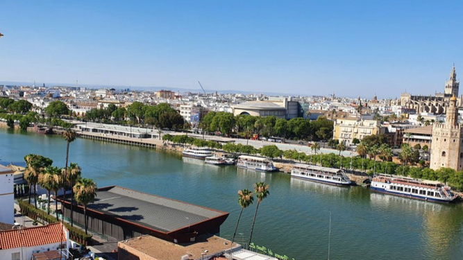 Vistas del río Guadalquivir y la Torre del Oro desde uno de los áticos más caros de Sevilla