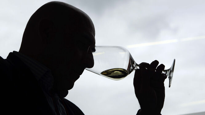 Imagen de archivo de un hombre con una copa de vino.