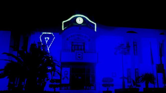Fachada del Ayuntamiento de Vícar iluminada de azul.