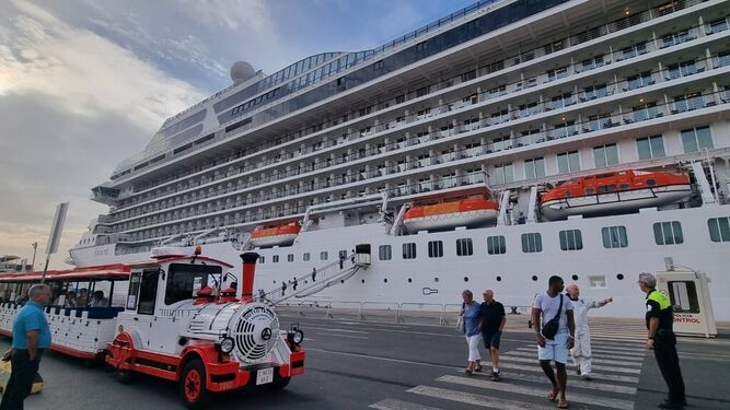 El crucero ‘Riviera’ llegaba a puerto esta mañana