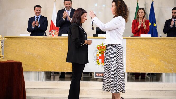 María Vázquez le pone la medalla de concejal a Lorena Nieto