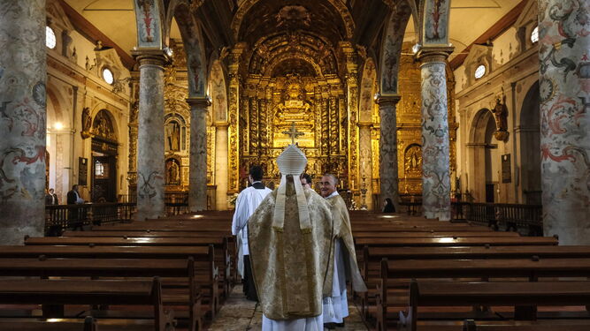 El presidente de la Conferencia Episcopal Portuguesa, José Ornelas, preside una misa en la Catedral de la Diócesis de Setúbal.