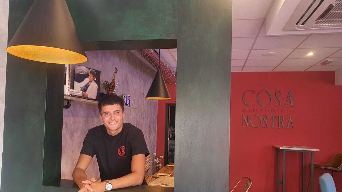 Marcos posa en el interior de la pizzería que ha montado en Costacabana.