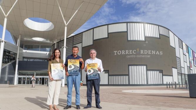 La gerente del Centro Comercial Torrecárdenas, Nadia Fernandes, y el presidente del AC Almería, José Manuel López Collado, firmaron el acuerdo
