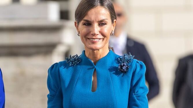 La reina Letizia se encuentra de viaje de Estado en Alemania, donde ha sorprendido a todos con un elegante vestido azul de Carolina Herrera.