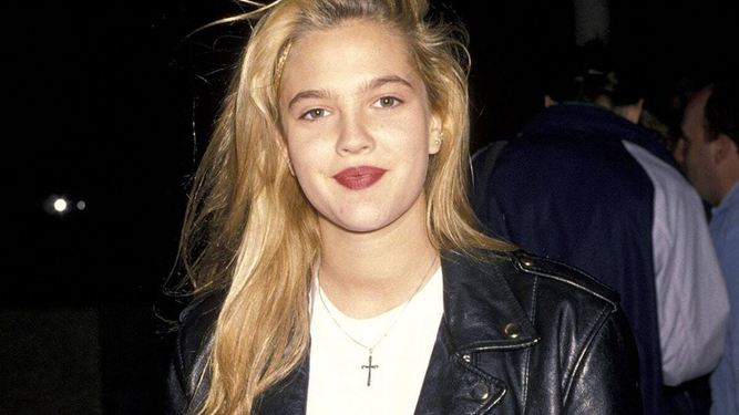 Drew Barrymore en los 90 con un look que ahora vuelve a ser tendencia.