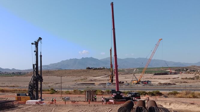 Las máquinas trabajan en la construcción del viaducto de Vera.