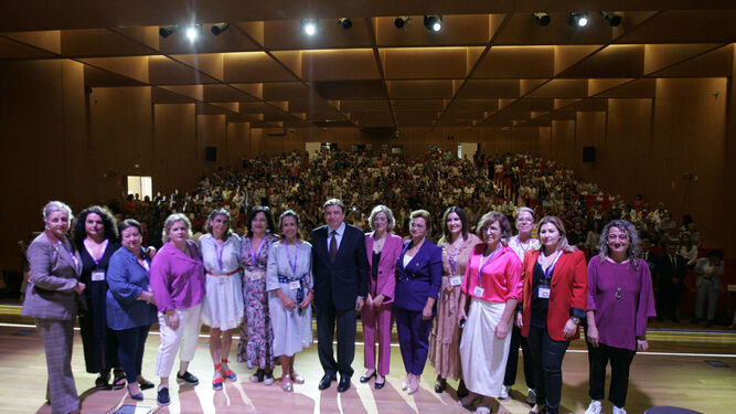 El ministro Luis Planas con las participantes en el acto de Fademur en la Universidad de Almería