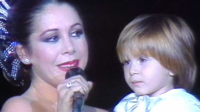 Isabel Pantoja sostiene a su hijo Francisco José en el concierto de diciembre de 1985 en el Teatro Real de Madrid