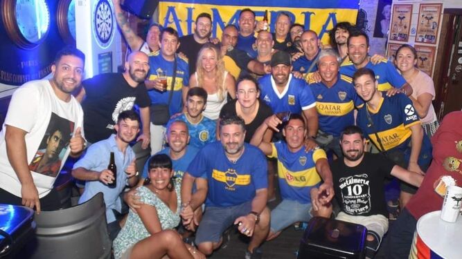 Los aficionados argentinos celebran el título en el pub Dragonfly