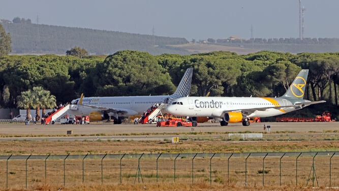 Dos aviones en el Aeropuerto de Jerez.
