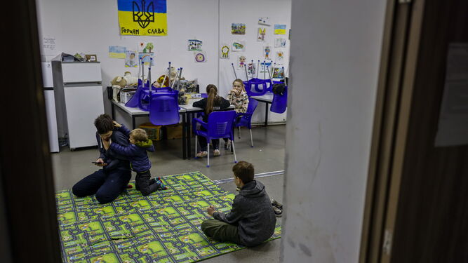 Un grupo de niños juegan en el comedor de un centro para desplazados internos en Dnipro.