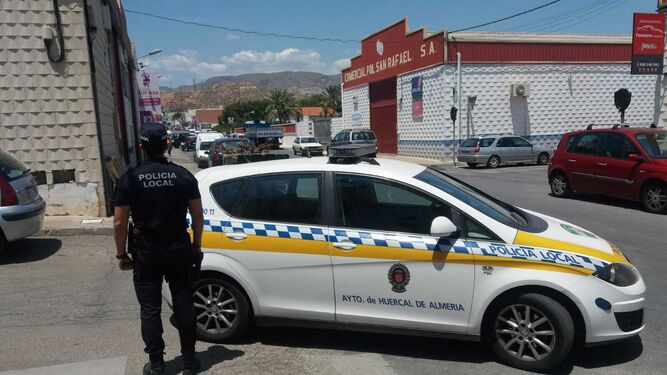 Un agente de policía en un polígono industrial de Huércal de Almería