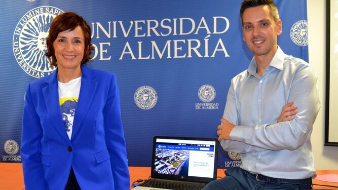 Pilar Jerez, directora de comunicación de la UAL, y David Jiménez, director de Estrategia de Comunicación.
