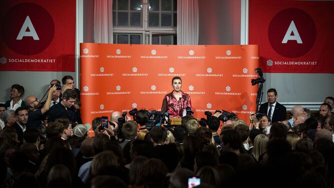 La primera ministra danesa, Mette Frederiksen, ofrece un discurso la noche electoral.