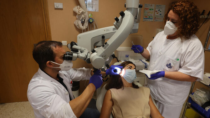 Una paciente se somete a una prueba en el servicio de Otorrino del Hospital San Juan de Dios del Alajarafe.