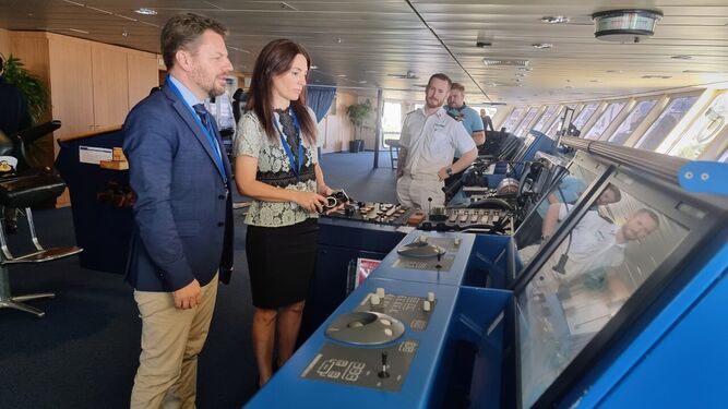La presidenta de la Autoridad Portuaria de Almería junto al delegado de la Junta José Vélez a bordo del crucero ‘Marella Explorer’
